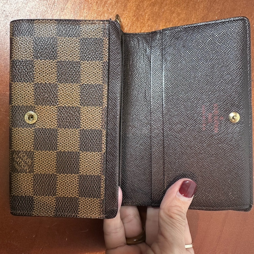 Louis Vuitton Damier Ebene
compact Wallet D0091 - Picture 5 of 11